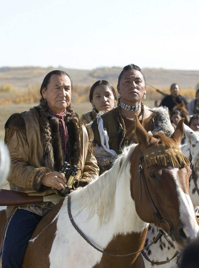 Entierra mi corazón en Wounded Knee - De la película - August Schellenberg