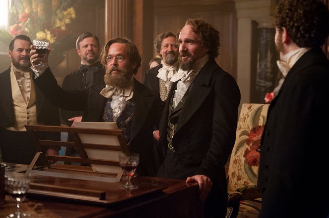 The Invisible Woman - Van film - Tom Hollander, Ralph Fiennes