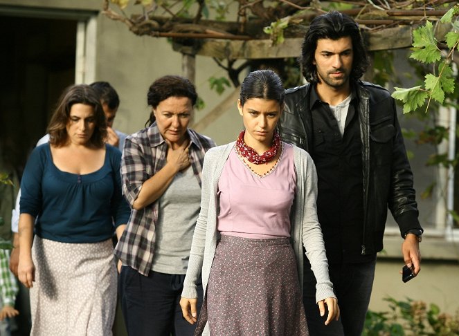 Fatmagül - Filmfotók - Esra Dermancıoğlu, Sumru Yavrucuk, Beren Saat, Engin Akyürek