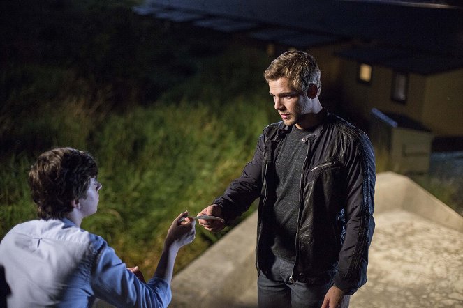 Bates Motel - Shadow of a Doubt - Photos - Freddie Highmore, Max Thieriot