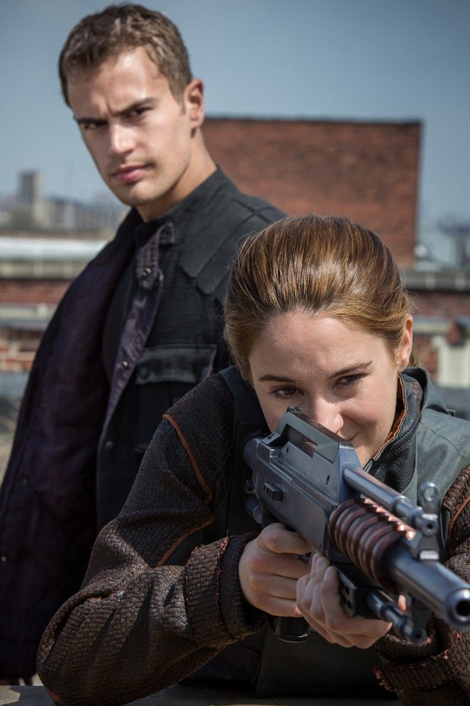 Divergent - Outolintu - Kuvat elokuvasta - Theo James, Shailene Woodley