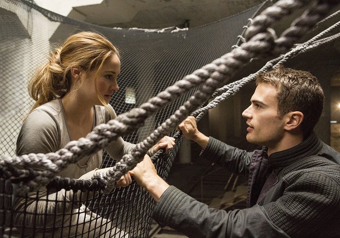 Divergent - Outolintu - Kuvat elokuvasta - Shailene Woodley, Theo James