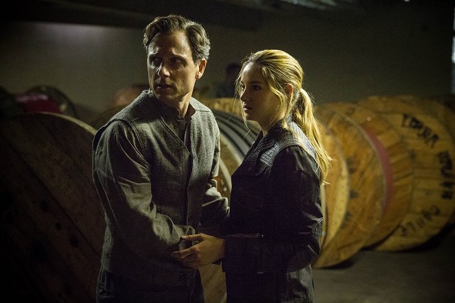 Divergent - Photos - Tony Goldwyn, Shailene Woodley