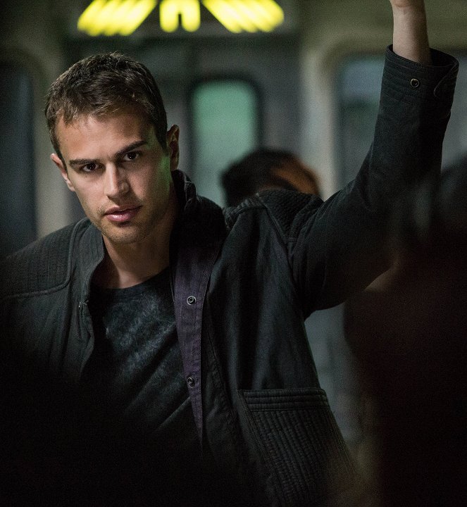 Divergent - Outolintu - Kuvat elokuvasta - Theo James