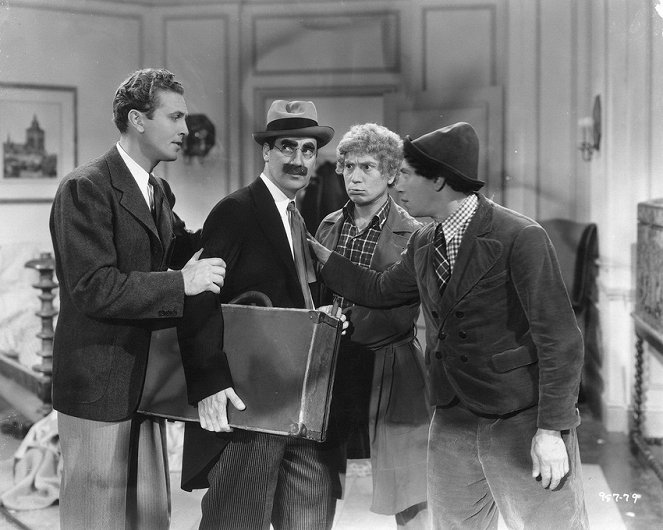 Die Marx Brothers: Ein Tag beim Rennen - Filmfotos - Allan Jones, Groucho Marx, Harpo Marx, Chico Marx