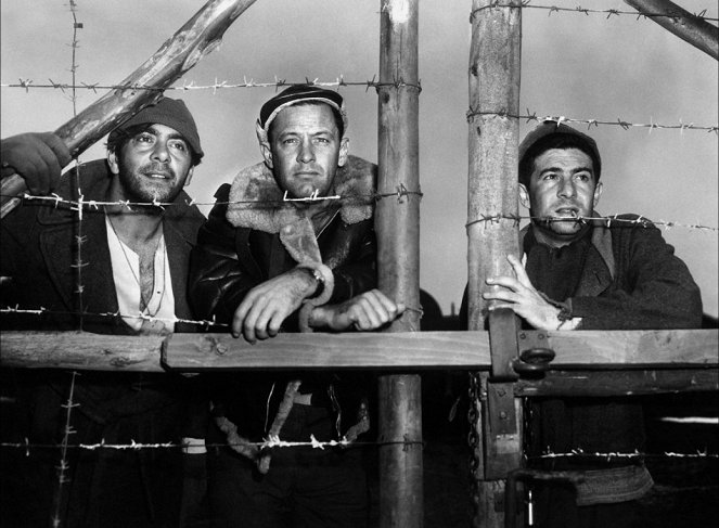 A 17-es fogolytábor - Filmfotók - Robert Strauss, William Holden