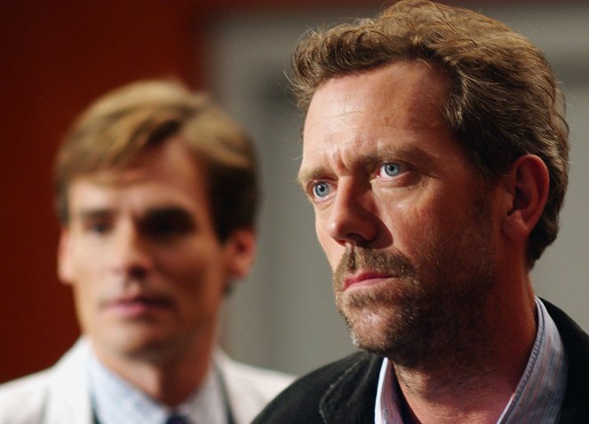 House M.D. - Season 1 - Paternity - Photos - Hugh Laurie