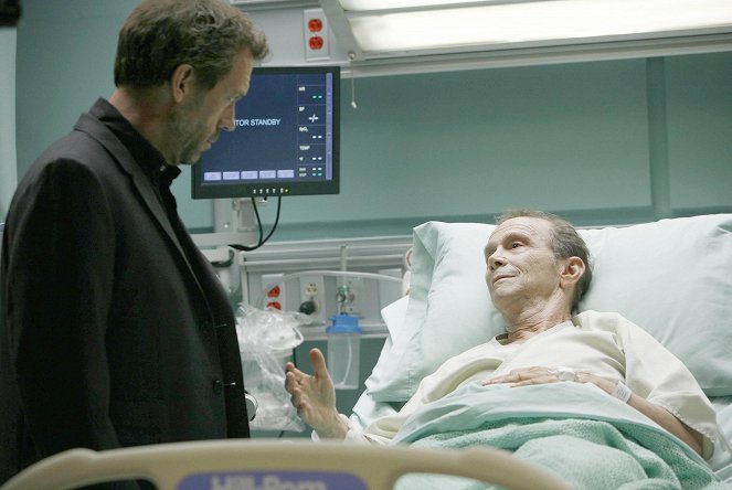 House M.D. - Season 3 - Informed Consent - Photos - Hugh Laurie, Joel Grey