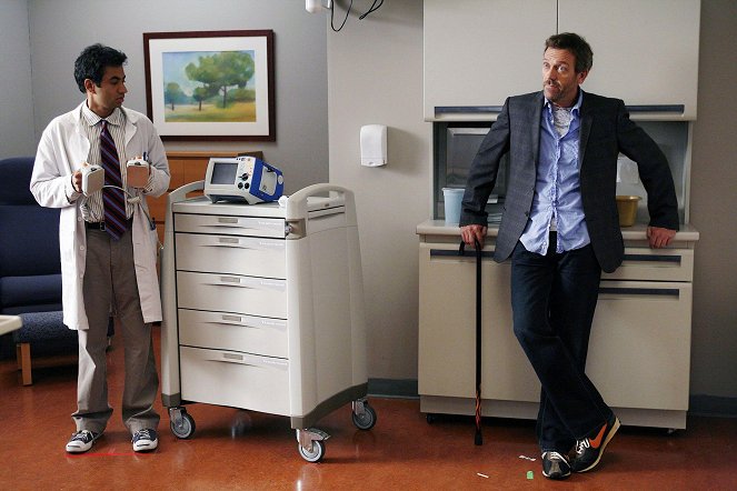 House M.D. - Season 4 - Ugly - Photos - Kal Penn, Hugh Laurie
