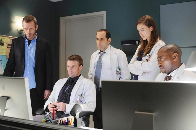 Dr. House - Čierna diera - Z filmu - Hugh Laurie, Jesse Spencer, Peter Jacobson, Olivia Wilde, Omar Epps