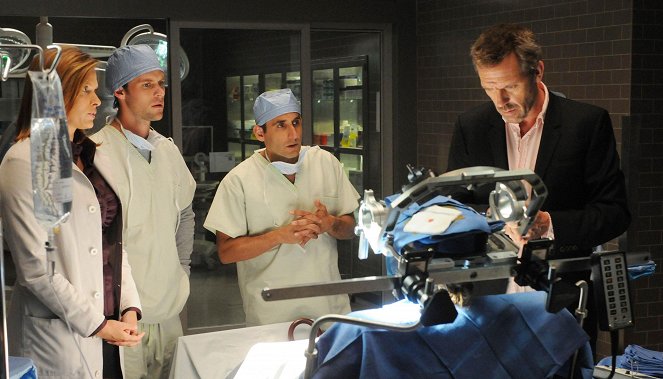 House M.D. - Season 7 - Massage Therapy - Photos - Jesse Spencer, Peter Jacobson, Hugh Laurie