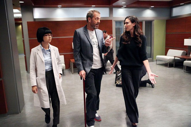 House M.D. - Season 8 - Risky Business - Photos - Charlyne Yi, Hugh Laurie, Odette Annable