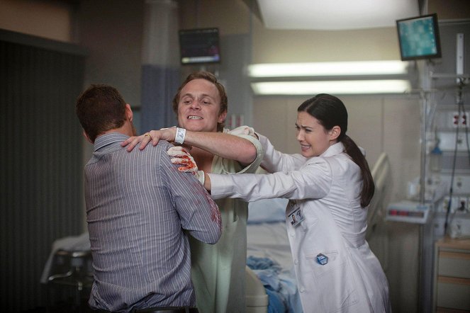 House M.D. - Nobody's Fault - Photos - David Anders, Odette Annable