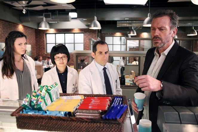 House M.D. - Season 8 - Blowing the Whistle - Photos - Odette Annable, Charlyne Yi, Peter Jacobson, Hugh Laurie