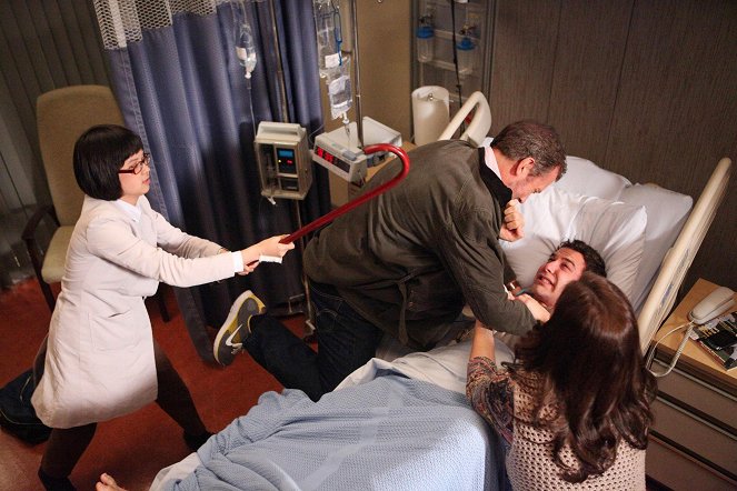 House M.D. - Season 8 - Holding On - Photos - Charlyne Yi, Hugh Laurie, Skylar Astin