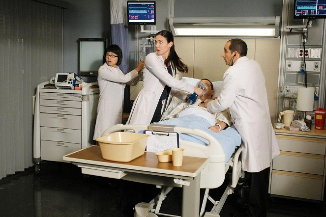 House M.D. - Season 8 - Everybody Dies - Photos - Charlyne Yi, Odette Annable, Peter Jacobson