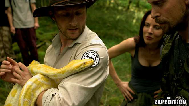 Extinction - Van film - Ben Loyd-Holmes, Sarah Mac