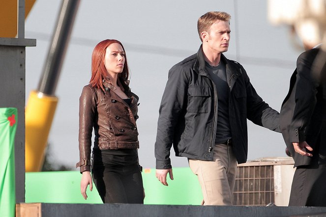 Captain America: The Winter Soldier - Van de set - Scarlett Johansson, Chris Evans