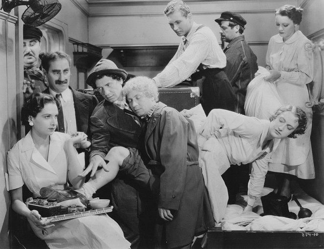 Die Marx Brothers in der Oper - Filmfotos - Groucho Marx, Chico Marx, Harpo Marx, Allan Jones
