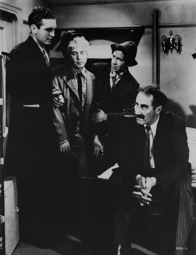 A Night at the Opera - Van film - Allan Jones, Harpo Marx, Chico Marx, Groucho Marx