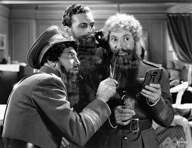 Botrány az Operában - Filmfotók - Chico Marx, Allan Jones, Harpo Marx