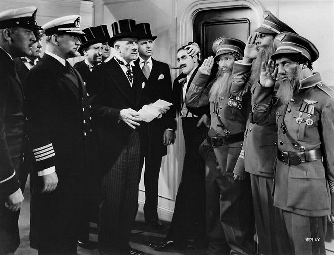 Die Marx Brothers in der Oper - Filmfotos - Groucho Marx, Harpo Marx, Allan Jones, Chico Marx