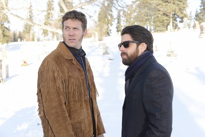 Fargo - Season 1 - Kohoutí král - Z filmu - Russell Harvard, Adam Goldberg