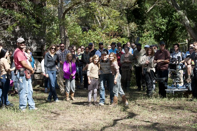 The Walking Dead - The Grove - Van de set - Kyla Kenedy, Brighton Sharbino