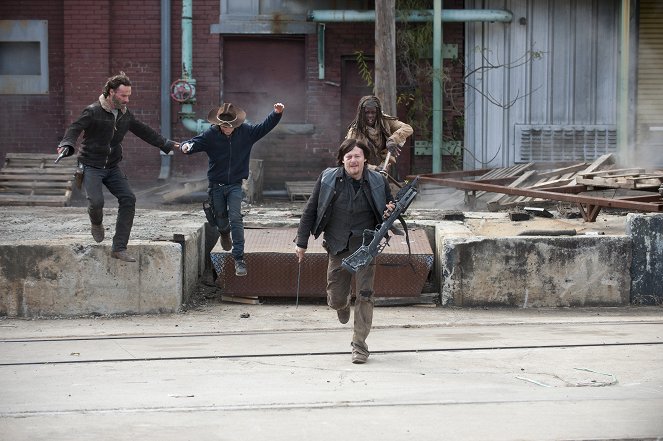 The Walking Dead - A - Van film - Andrew Lincoln, Chandler Riggs, Norman Reedus, Danai Gurira