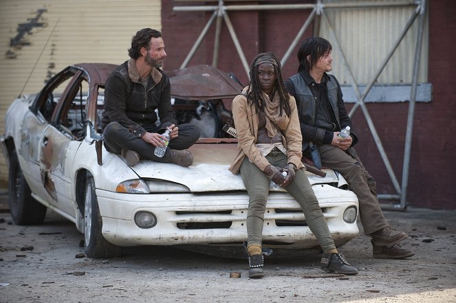 The Walking Dead - A - Van de set - Andrew Lincoln, Danai Gurira, Norman Reedus