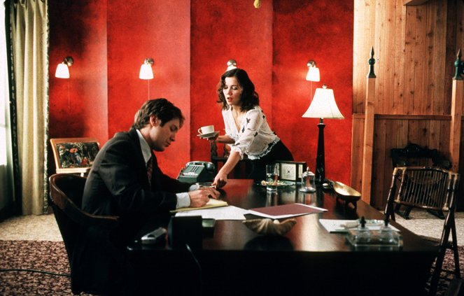 Sekretářka - Z filmu - James Spader, Maggie Gyllenhaal