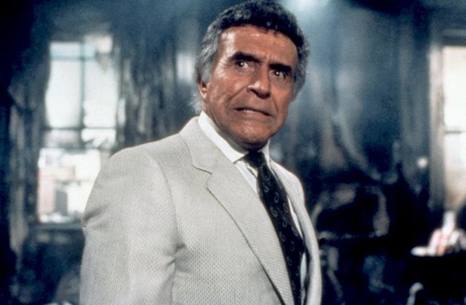 The Naked Gun: From the Files of Police Squad! - Van film - Ricardo Montalban