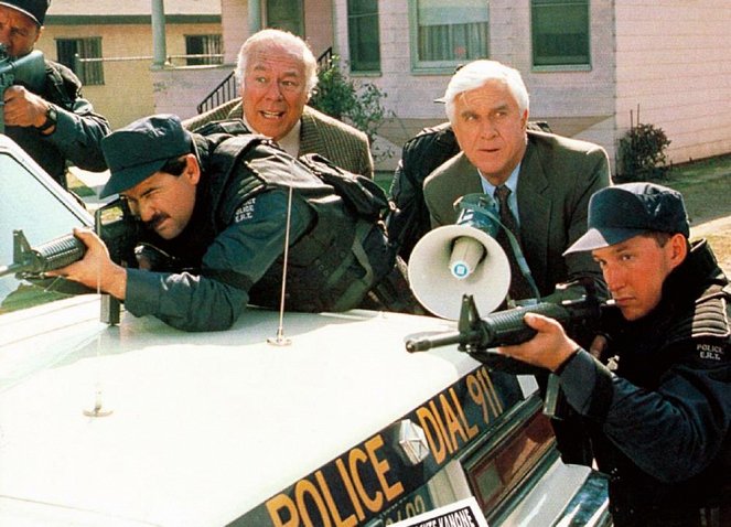 Aonde É Que Pára a Polícia? Parte 2 1/2: O Aroma do Medo - Do filme - George Kennedy, Leslie Nielsen