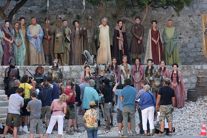 Game of Thrones - Season 2 - Les Dieux anciens et nouveaux - Tournage - Rory McCann, Sophie Turner, Jack Gleeson