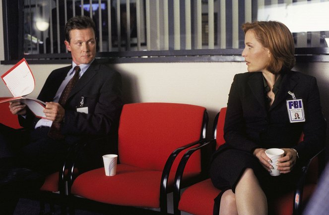 The X-Files - Within - Photos - Robert Patrick, Gillian Anderson