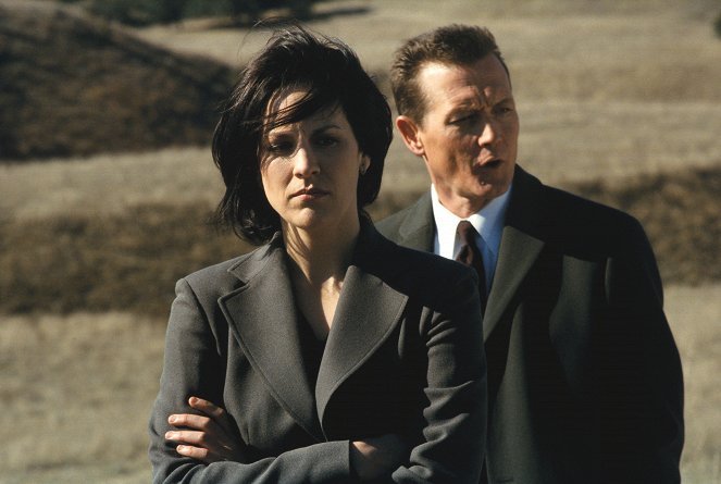 Z Archiwum X - To się nie dzieje - Z filmu - Annabeth Gish, Robert Patrick