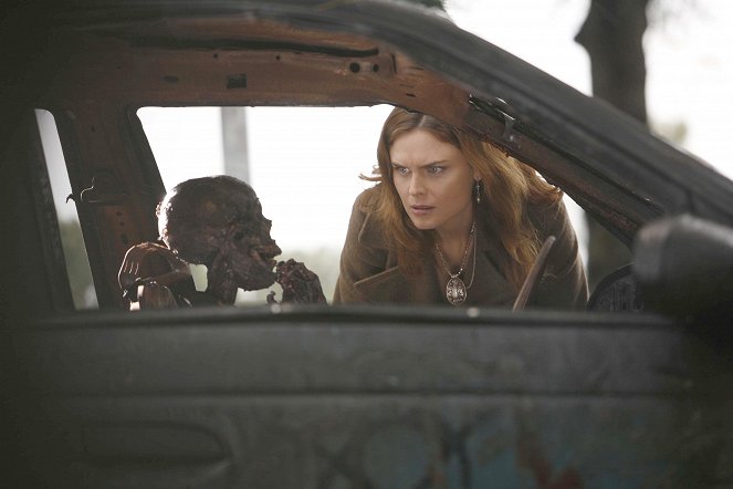 Bones - Nainen autossa - Kuvat elokuvasta - Emily Deschanel