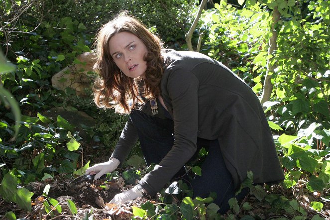 Bones - Season 1 - Nainen puutarhassa - Kuvat elokuvasta - Emily Deschanel