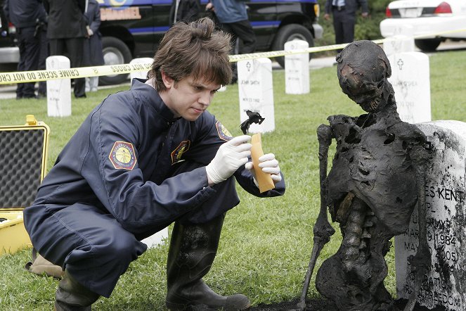 Ossos - The Soldier on the Grave - Do filme - Eric Millegan