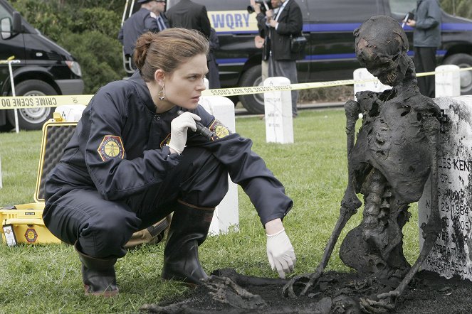 Bones - Season 1 - The Soldier on the Grave - Photos - Emily Deschanel