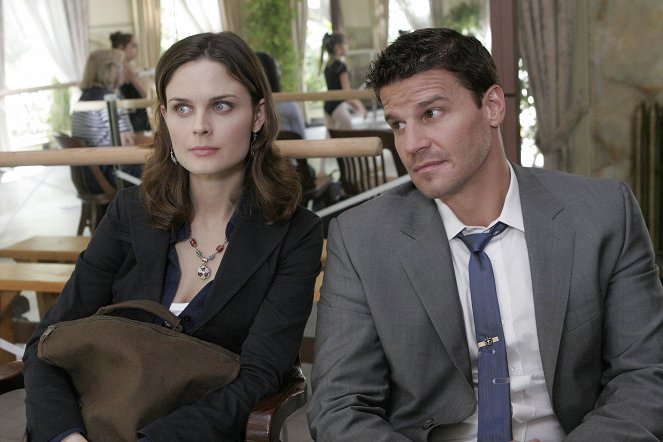 Kości - Dziewczynka z lokówką - Z filmu - Emily Deschanel, David Boreanaz