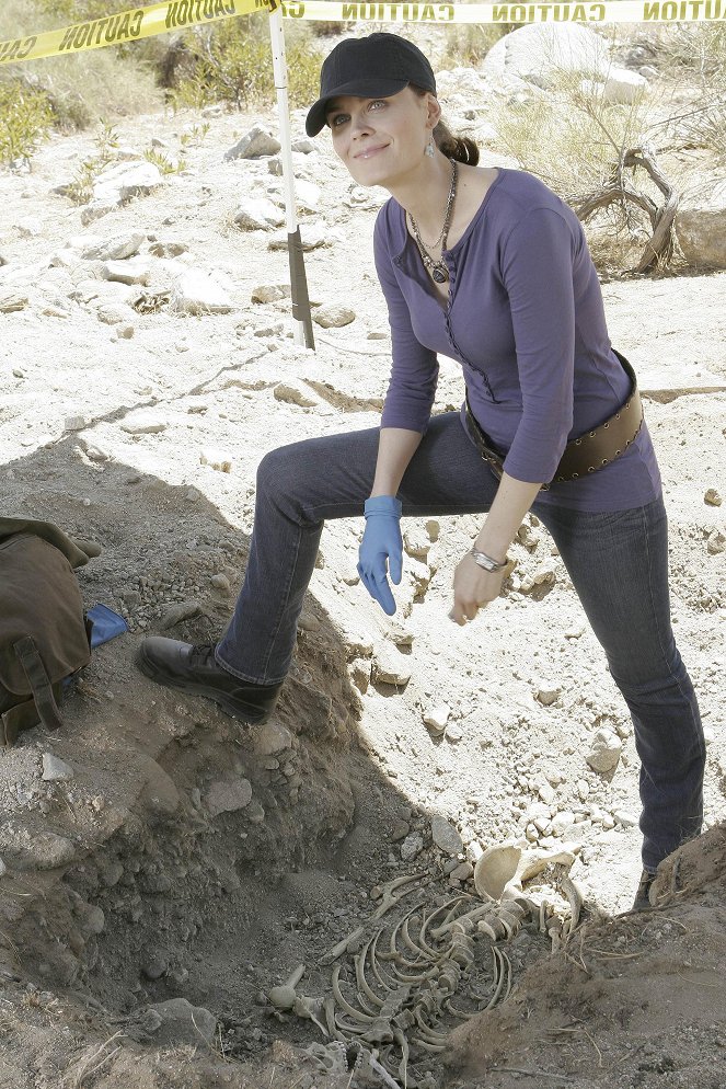 Kości - Kobieta w piasku - Z filmu - Emily Deschanel
