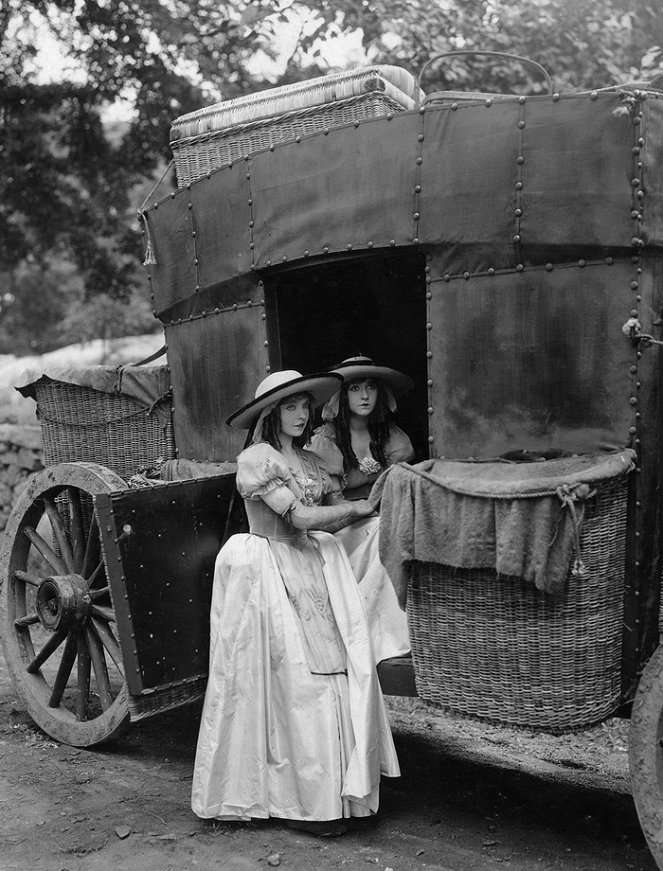 Orphans of the Storm - Photos - Lillian Gish, Dorothy Gish
