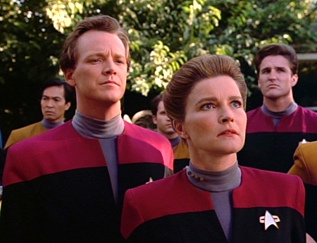 Star Trek: Voyager - Caretaker - Photos - Robert Duncan McNeill, Kate Mulgrew