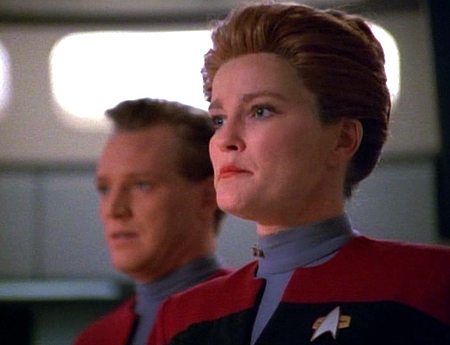 Star Trek: Voyager - Season 1 - Caretaker - Photos - Kate Mulgrew