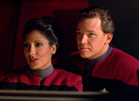 Star Trek: Voyager - Season 1 - Caretaker - Photos - Alicia Coppola, Robert Duncan McNeill
