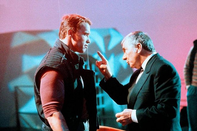 Perseguido - De la película - Arnold Schwarzenegger, Richard Dawson