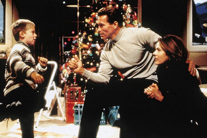 Jingle All the Way - Photos - Jake Lloyd, Arnold Schwarzenegger, Rita Wilson
