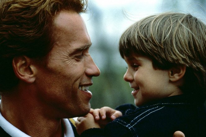 Gliniarz w przedszkolu - Z filmu - Arnold Schwarzenegger, Miko Hughes
