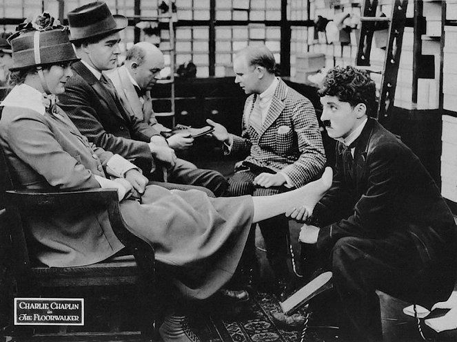 Chaplin obchodním příručím - Z filmu - Edna Purviance, Charlie Chaplin